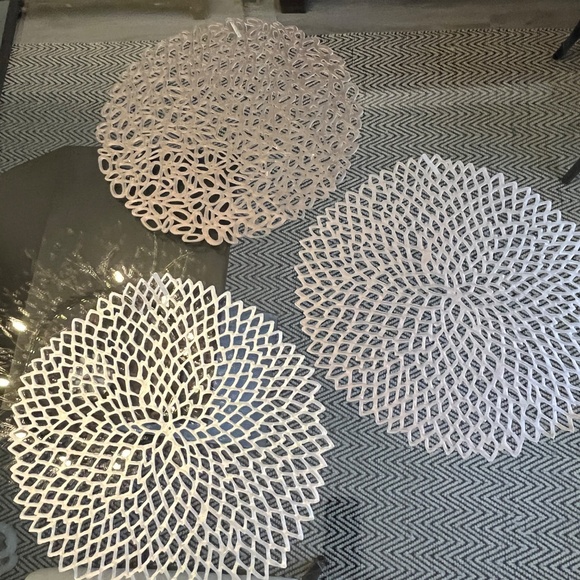 Chilewich place setting, laser-cut, perforated, organic shapes, in silver. - Picture 3 of 16